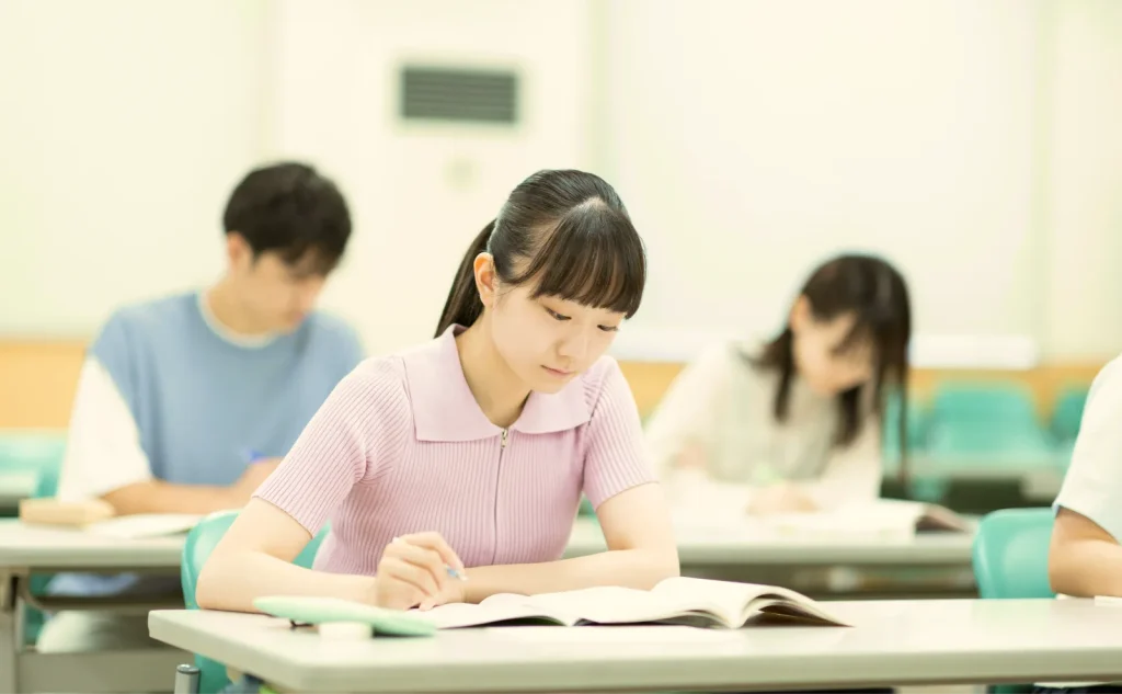 教室で学ぶ参加者の様子